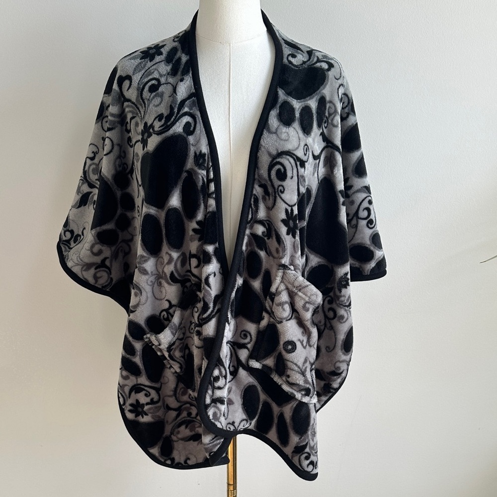 Nwt Womens Soft Cozy Lightweight Fleece Dog Paw Floral‎ Neutral Draped Shawl
